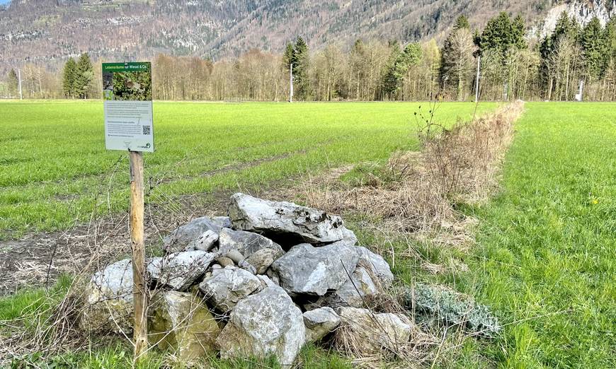 Saumsteifen mit Steinhaufen